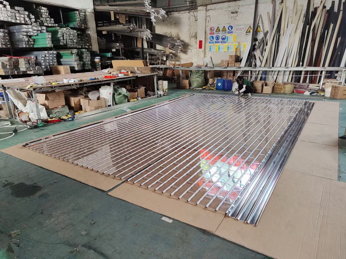 商场（chǎng）水晶门