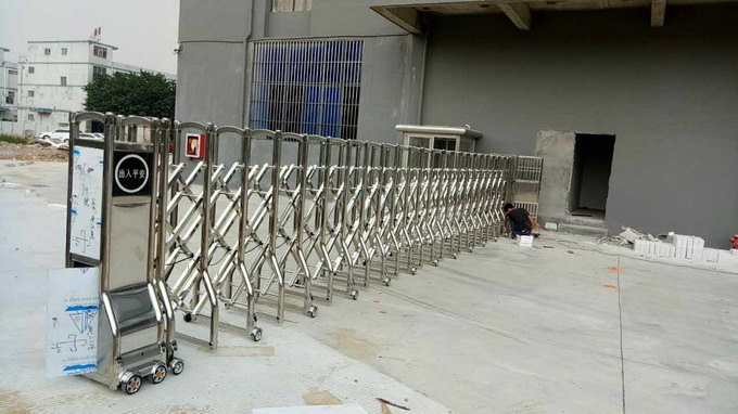 伸縮門廠家不同材質的特點