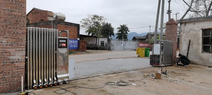 不（bú）鏽鋼（gāng）伸縮門